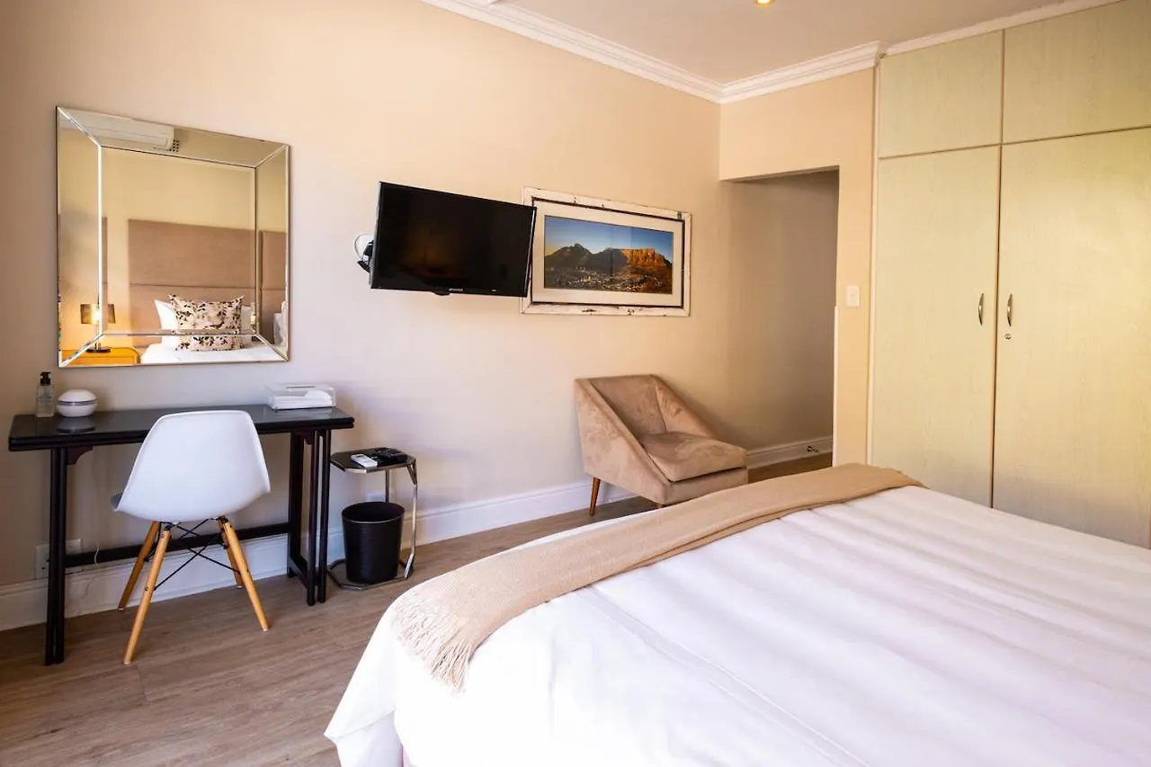 Affittacamere Hotel 3 On Camps Bay Città del Capo